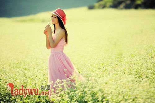 山村美娇娘当心榨干你 小树林里我也是风月老手啊