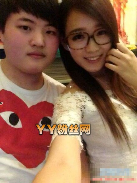 uzi小狗原名简自豪女朋友倪琳琳亲密合照片 简自豪年薪多少