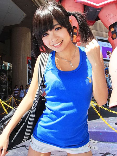 疯狂女假面小希资料介绍 变态女假面小希弹奶舞
