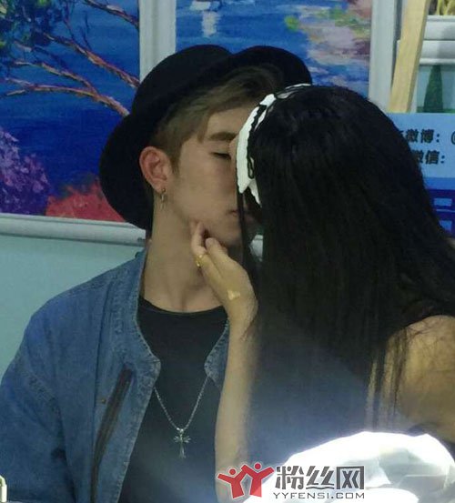杨馥宇睡在吕博熠怀中俩人是情侣吗 吕博熠杨馥宇水中接吻截图