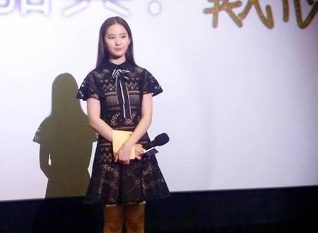 刘亦菲遭男子强行扑倒 刘亦菲遭强抱画面