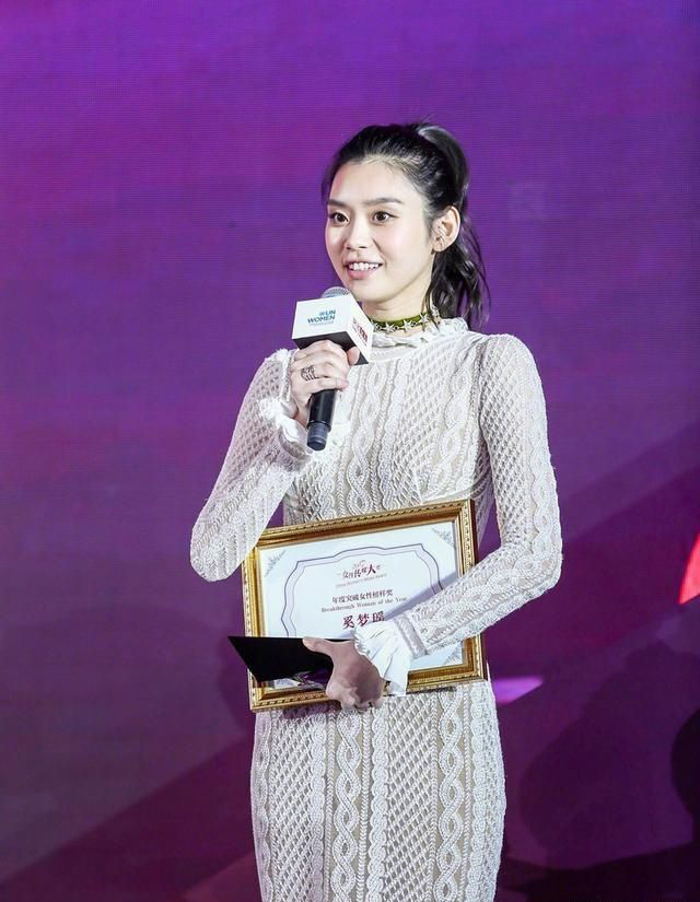 奚梦瑶回应维密秀摔倒 维密史上的小意外