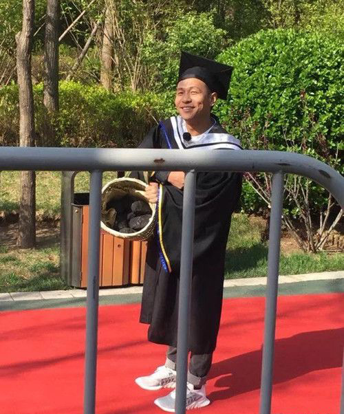 李晨被学士帽砸伤 李晨在哪被学士帽砸伤