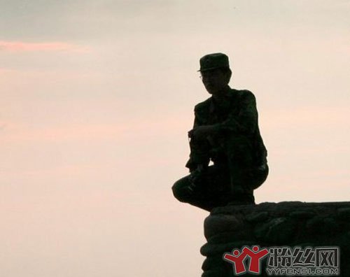 小白杨事件男主角太帅被爆照开除 真这样的话每天多少军人受处分