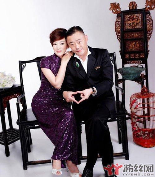 胡洁为什么喜欢周立波 周力波爱的是钱而不是爱的她的人长的那么磕掺