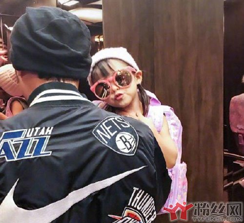 周杰伦女儿正面照片 以昆凌的家境和条件来说最差找个富二代绰绰有余啦