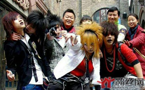 葬爱家族成员名单大全 有活力勇气可嘉的年轻人不要在乎别人的眼光