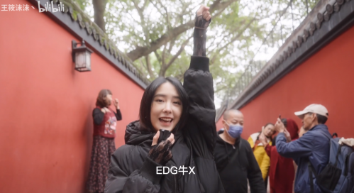 美女主播兑现EDG夺冠Flag，当众嗨丝旗袍热舞，网友质疑其低俗蹭热度