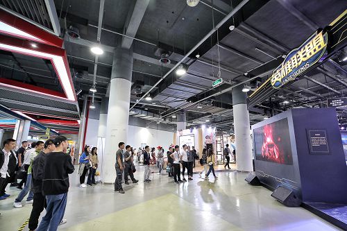 杭州史上首个“英雄联盟”快闪店空降动漫节