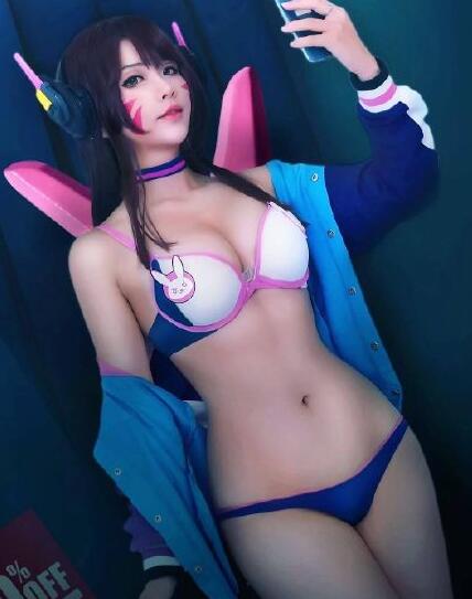 前凸后翘性感撩人 亚裔美女cos守望先锋“E.VA”