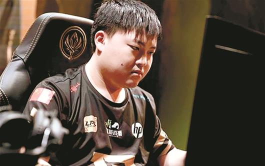 2018英雄联盟季中冠军赛落幕 宜昌小伙捧起电竞世界冠军奖杯