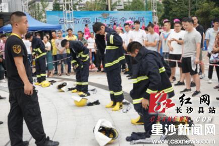 星沙街道：在逃生帐篷中体验“穿越火线”