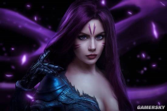 美艳猎手：俄美女COS《英雄联盟》虚空之女卡莎