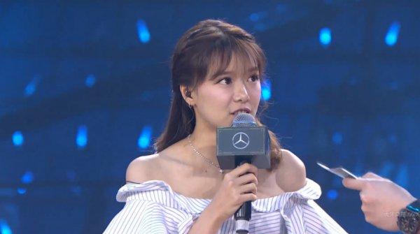 女主持人又回来了！骆歆现身英雄联盟七周年庆典