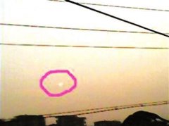 四川发现形如蝌蚪发出淡黄光的UFO