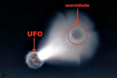  媒体报道俄罗斯UFO，其可能是巨型UFO通过虫洞来到地球