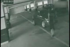 长腿美女拦车后消失 监拍停车场灵异一幕 （监控录像）