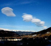 外星人”光顾吗？奇怪的飞碟云层