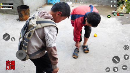 绝地求生真人版：房顶跳了两个人，小哥哥拿98k在楼下蹲人？
