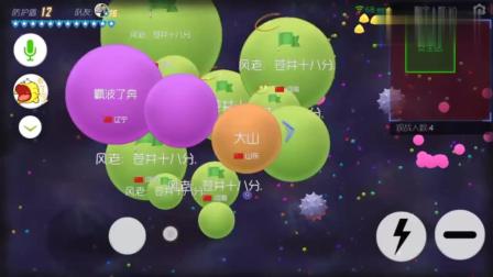 球球大作战：队友送光全部球，但小球也能细节反杀！